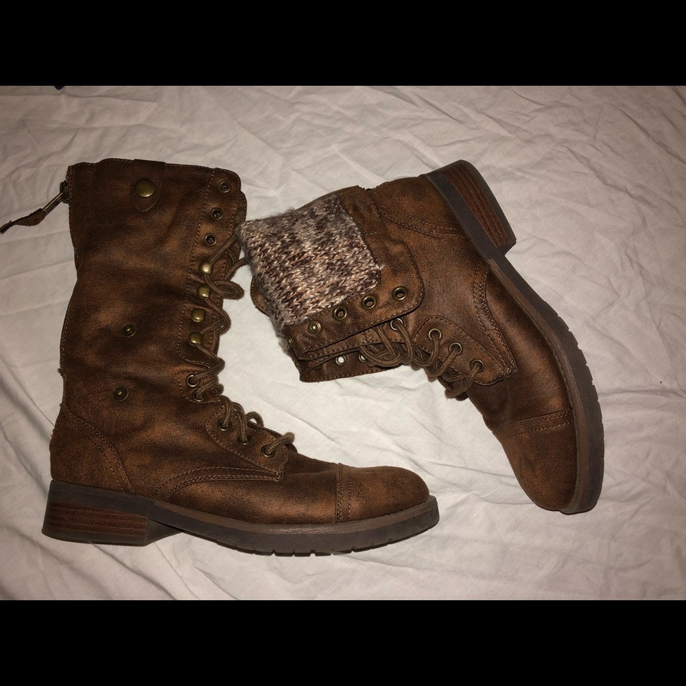 PERFECT!! AEO combat Boots in a size 9